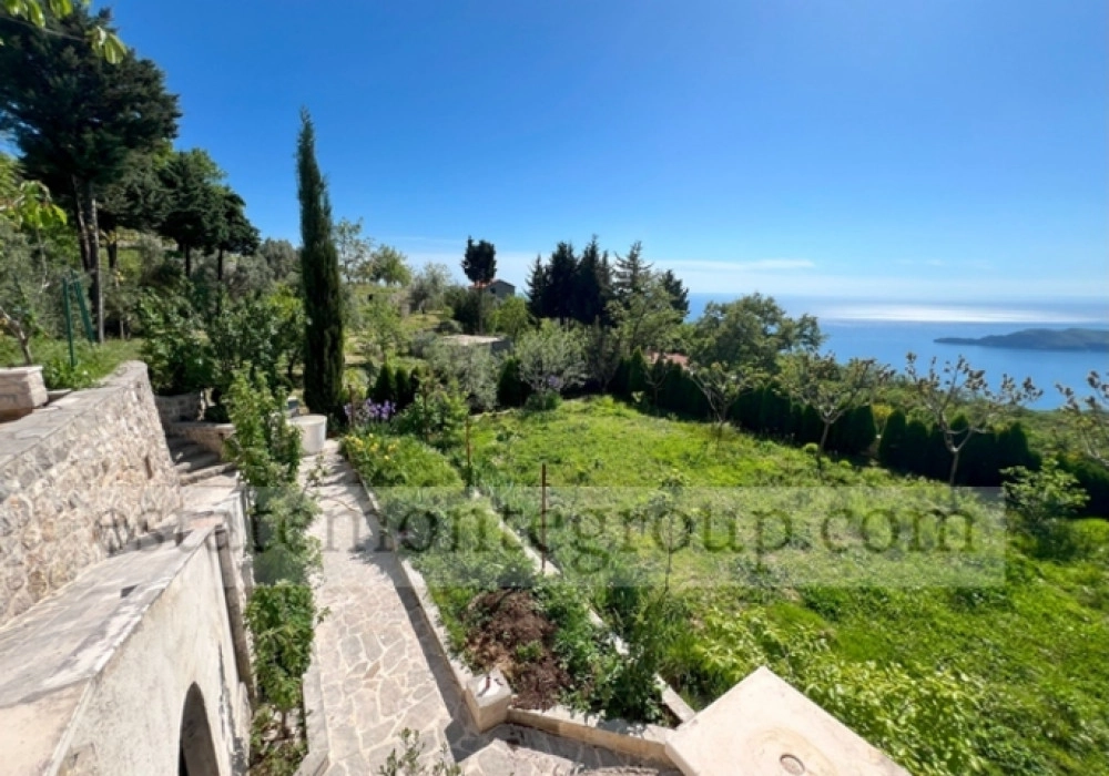 Kuca-sa-pogledom-na-more-i-placom-u-Budvi-1 Kuća 392 m² – Budva — fotografija 2