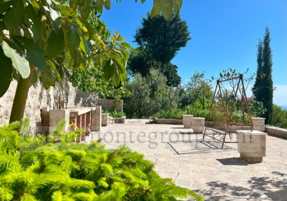 Kuca-sa-pogledom-na-more-i-placom-u-Budvi-2 Kuća 392 m² – Budva — fotografija 3