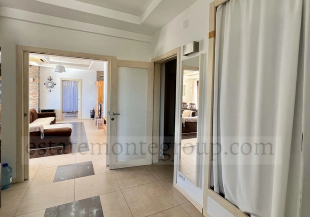 Kuca-sa-pogledom-na-more-i-placom-u-Budvi-3 Kuća 392 m² – Budva — fotografija 4
