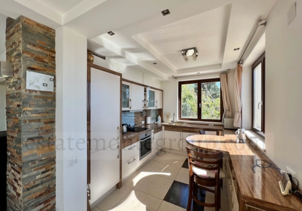 Kuca-sa-pogledom-na-more-i-placom-u-Budvi-5 Kuća 392 m² – Budva — fotografija 6