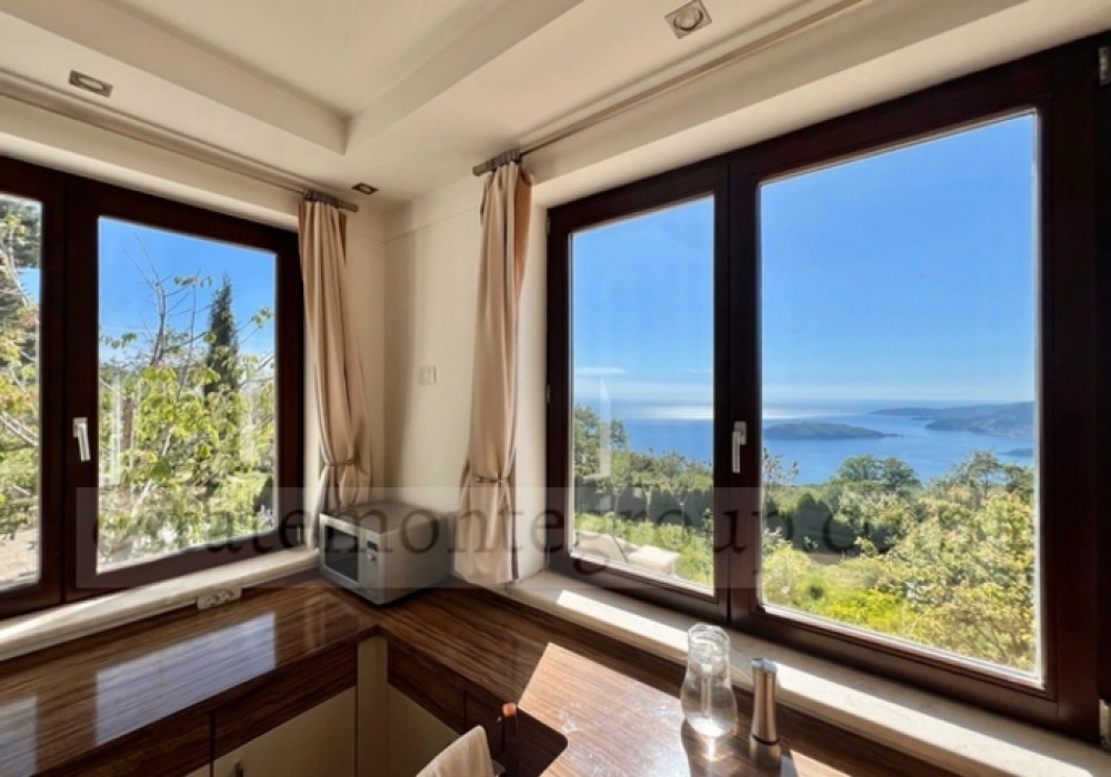 Kuca-sa-pogledom-na-more-i-placom-u-Budvi-6 Kuća 392 m² – Budva — fotografija 7