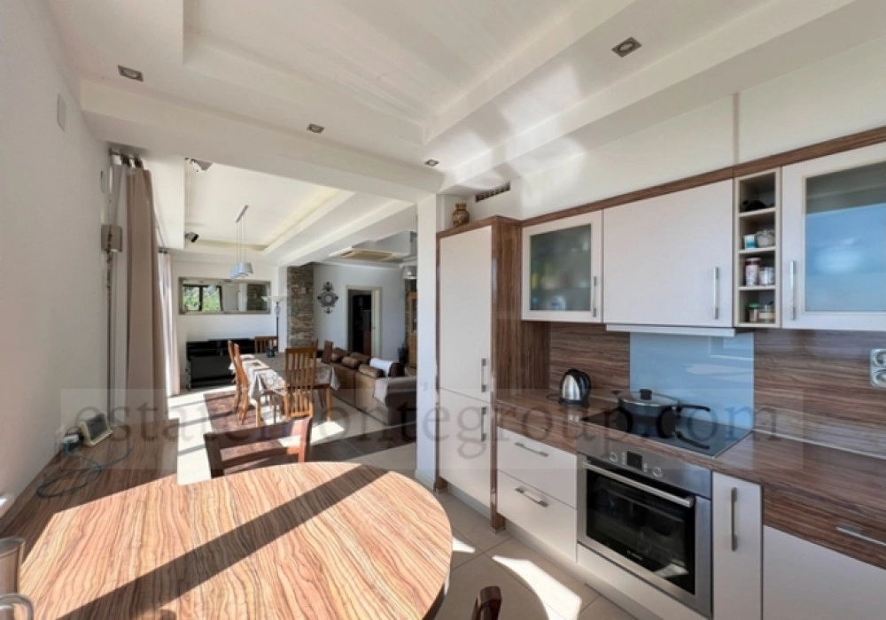Kuca-sa-pogledom-na-more-i-placom-u-Budvi-7 Kuća 392 m² – Budva — fotografija 8