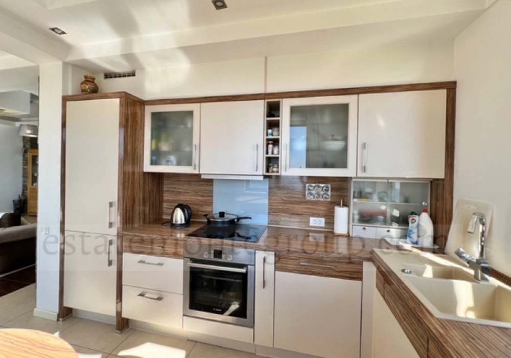Kuca-sa-pogledom-na-more-i-placom-u-Budvi-8 Kuća 392 m² – Budva — fotografija 9