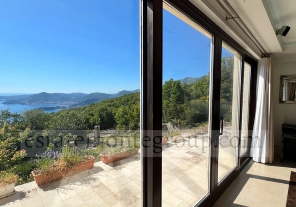 Kuca-sa-pogledom-na-more-i-placom-u-Budvi-9 Kuća 392 m² – Budva — fotografija 10