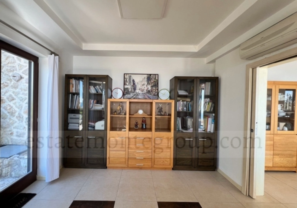 Kuca-sa-pogledom-na-more-i-placom-u-Budvi-12 Kuća 392 m² – Budva — fotografija 13