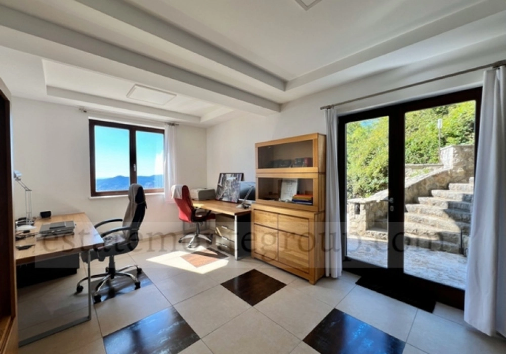 Kuca-sa-pogledom-na-more-i-placom-u-Budvi-13 Kuća 392 m² – Budva — fotografija 14