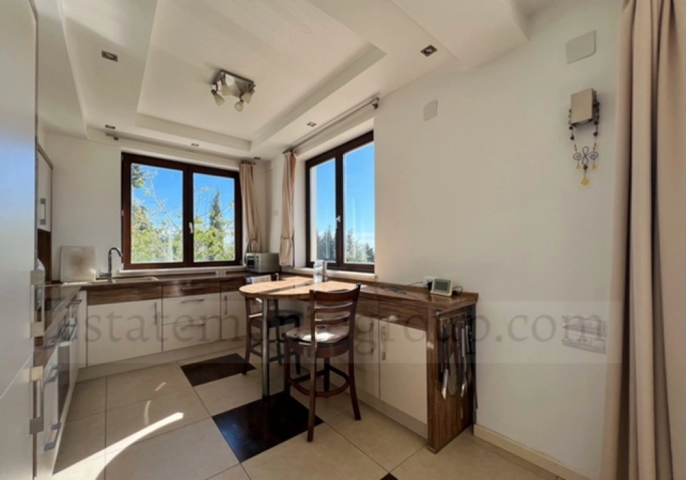 Kuca-sa-pogledom-na-more-i-placom-u-Budvi-14 Kuća 392 m² – Budva — fotografija 15