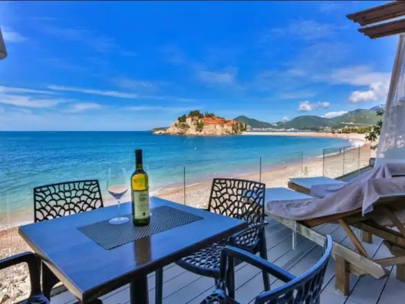 Kuća s terasom do plaže u Svetom Stefanu
