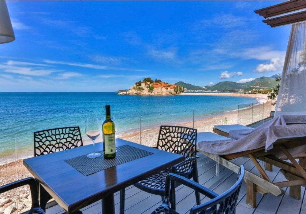 Kuca-s-terasom-do-plaze-u-Svetom-Stefanu-Budva Kuća s apartmanima u Svetom Stefanu