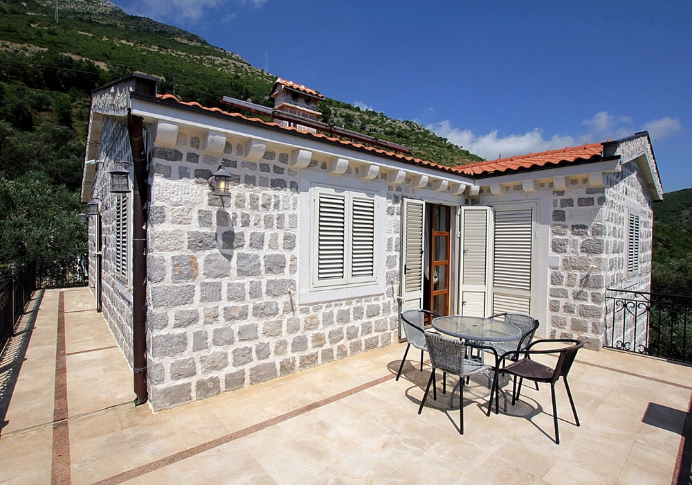 Kamena-kuca-sa-bazenom-u-Rezevicima-Budva-2 Kuća 480 m² – Reževići, Budva — fotografija 3