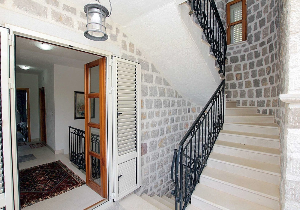 Kamena-kuca-sa-bazenom-u-Rezevicima-Budva-8 Kuća 480 m² – Reževići, Budva — fotografija 9