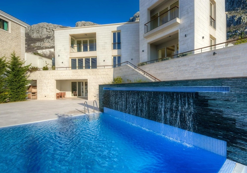 Kuca-sa-bazenom-i-pogledom-na-more-Blizikuce-Budva-1 Kuća 600 m² – Blizikuće, Budva — fotografija 2