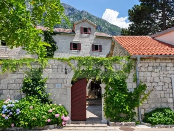Kamena kuća uz more sa pristaništem u Dobroti