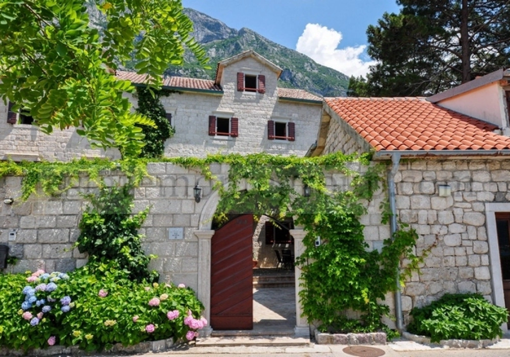 Kamena-kuca-uz-more-sa-pristanistem-u-Dobroti-Kotor Kamena kuća uz more sa pristaništem u Dobroti