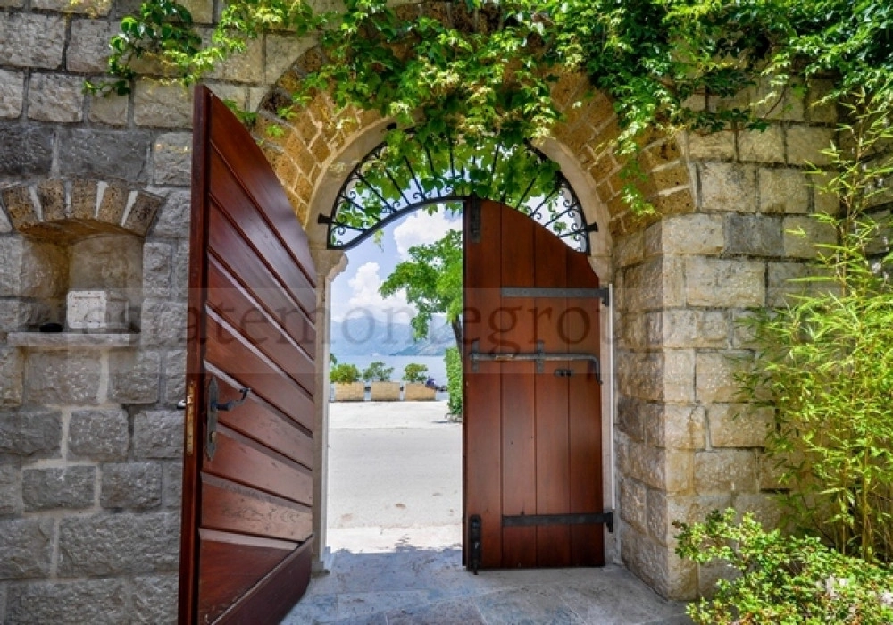 Kamena-kuca-uz-more-sa-pristanistem-u-Dobroti-Kotor-2 Kuća 415 m² – Dobrota, Kotor — fotografija 3