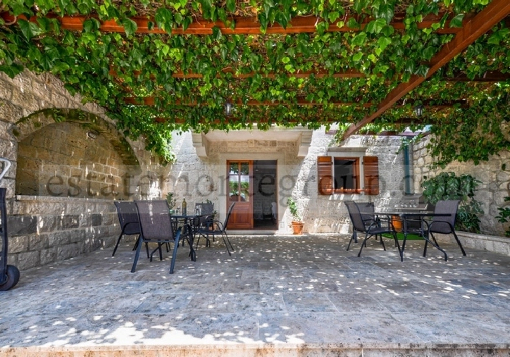 Kamena-kuca-uz-more-sa-pristanistem-u-Dobroti-Kotor-4 Kuća 415 m² – Dobrota, Kotor — fotografija 5