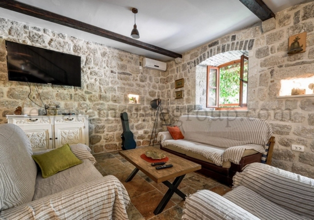Kamena-kuca-uz-more-sa-pristanistem-u-Dobroti-Kotor-7 Kuća 415 m² – Dobrota, Kotor — fotografija 8