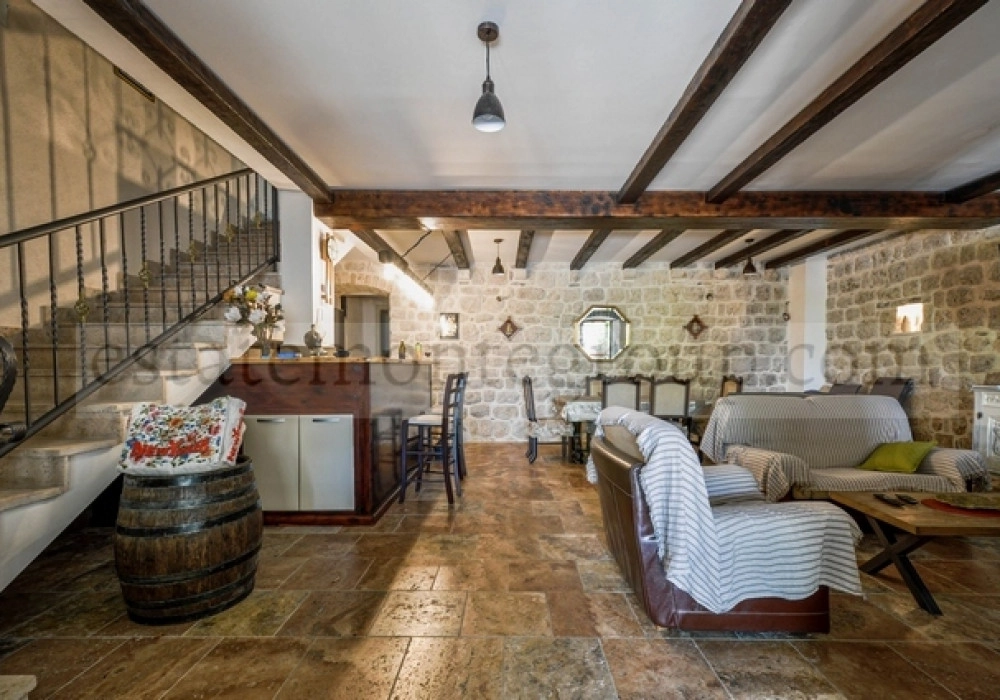 Kamena-kuca-uz-more-sa-pristanistem-u-Dobroti-Kotor-8 Kuća 415 m² – Dobrota, Kotor — fotografija 9