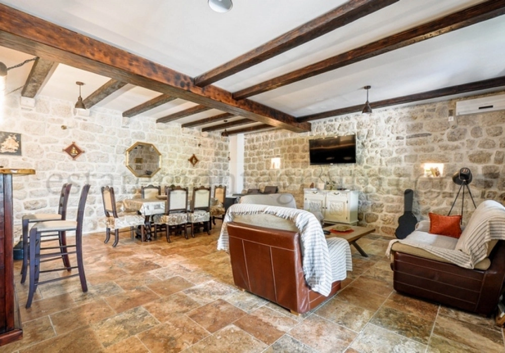 Kamena-kuca-uz-more-sa-pristanistem-u-Dobroti-Kotor-10 Kuća 415 m² – Dobrota, Kotor — fotografija 11