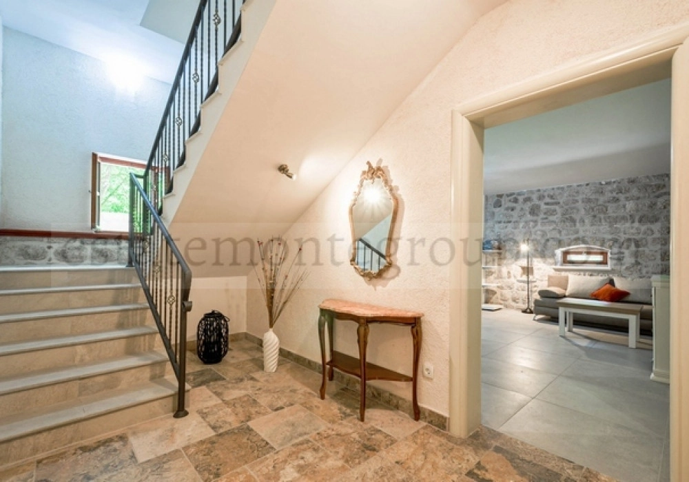 Kamena-kuca-uz-more-sa-pristanistem-u-Dobroti-Kotor-11 Kuća 415 m² – Dobrota, Kotor — fotografija 12