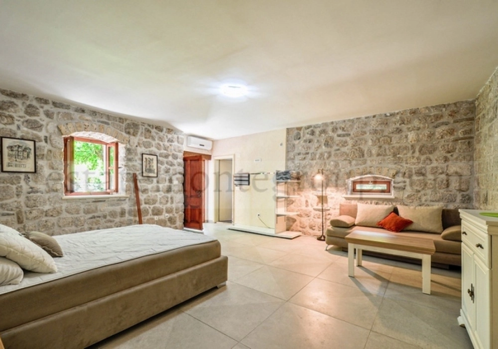 Kamena-kuca-uz-more-sa-pristanistem-u-Dobroti-Kotor-12 Kuća 415 m² – Dobrota, Kotor — fotografija 13