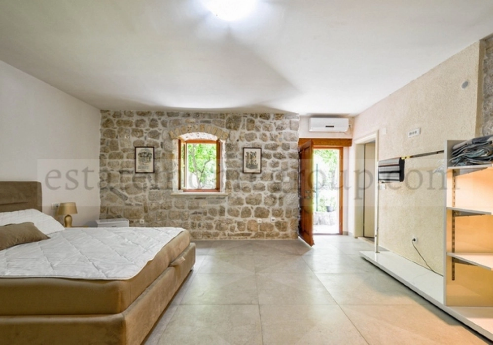 Kamena-kuca-uz-more-sa-pristanistem-u-Dobroti-Kotor-13 Kuća 415 m² – Dobrota, Kotor — fotografija 14