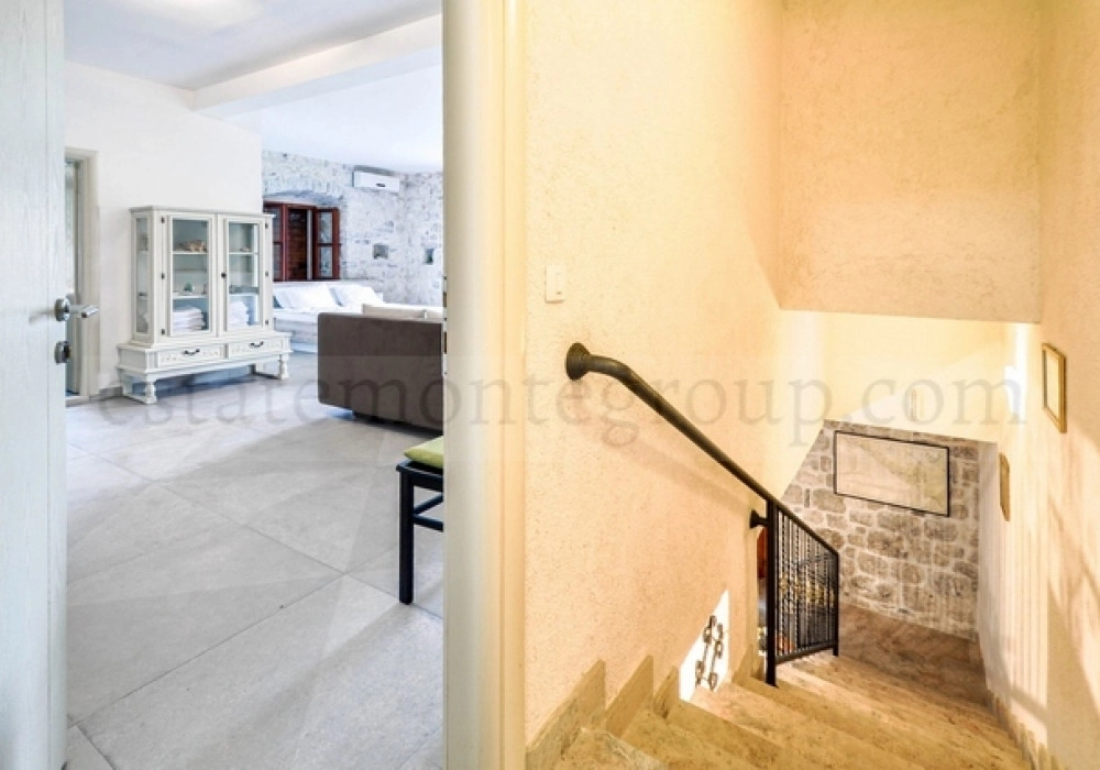 Kamena-kuca-uz-more-sa-pristanistem-u-Dobroti-Kotor-14 Kuća 415 m² – Dobrota, Kotor — fotografija 15