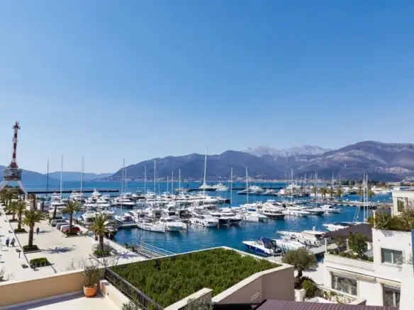 Trosoban stan u Porto Montenegru