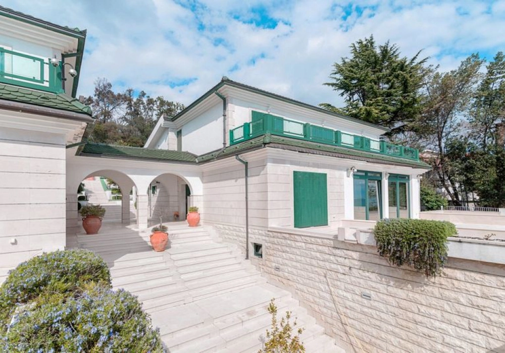 Kuca-sa-bazenom-na-prvoj-liniji-do-mora-Savina-Herceg-Novi-3 Kuća 1.022 m² – Savina, Herceg Novi — fotografija 4