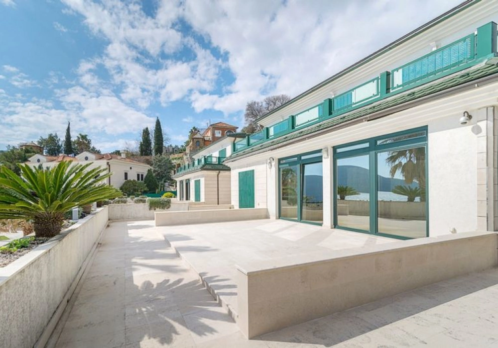 Kuca-sa-bazenom-na-prvoj-liniji-do-mora-Savina-Herceg-Novi-5 Kuća 1.022 m² – Savina, Herceg Novi — fotografija 6