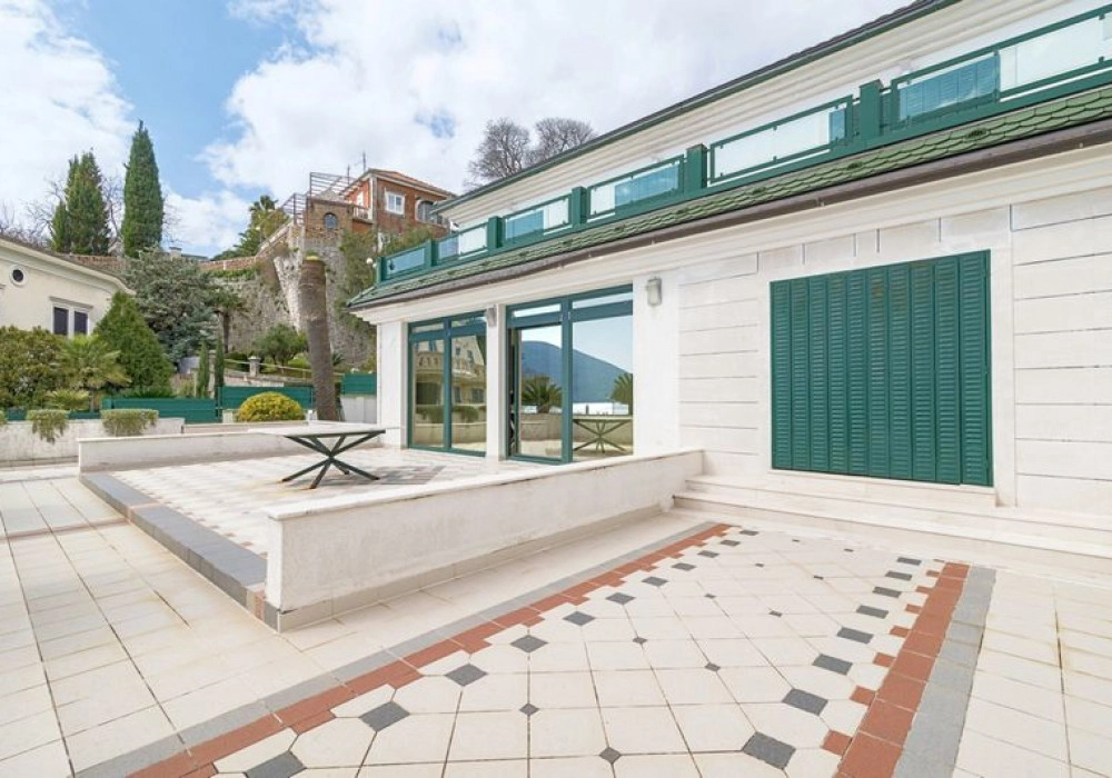 Kuca-sa-bazenom-na-prvoj-liniji-do-mora-Savina-Herceg-Novi-6 Kuća 1.022 m² – Savina, Herceg Novi — fotografija 7