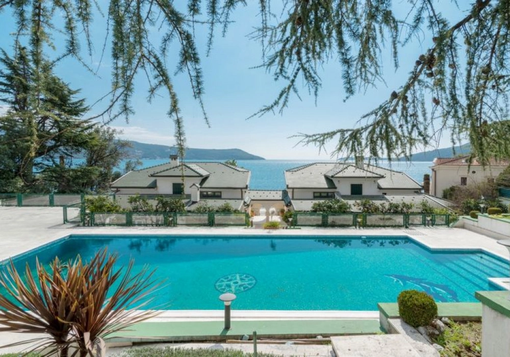 Kuca-sa-bazenom-na-prvoj-liniji-do-mora-Savina-Herceg-Novi-10 Kuća 1.022 m² – Savina, Herceg Novi — fotografija 11