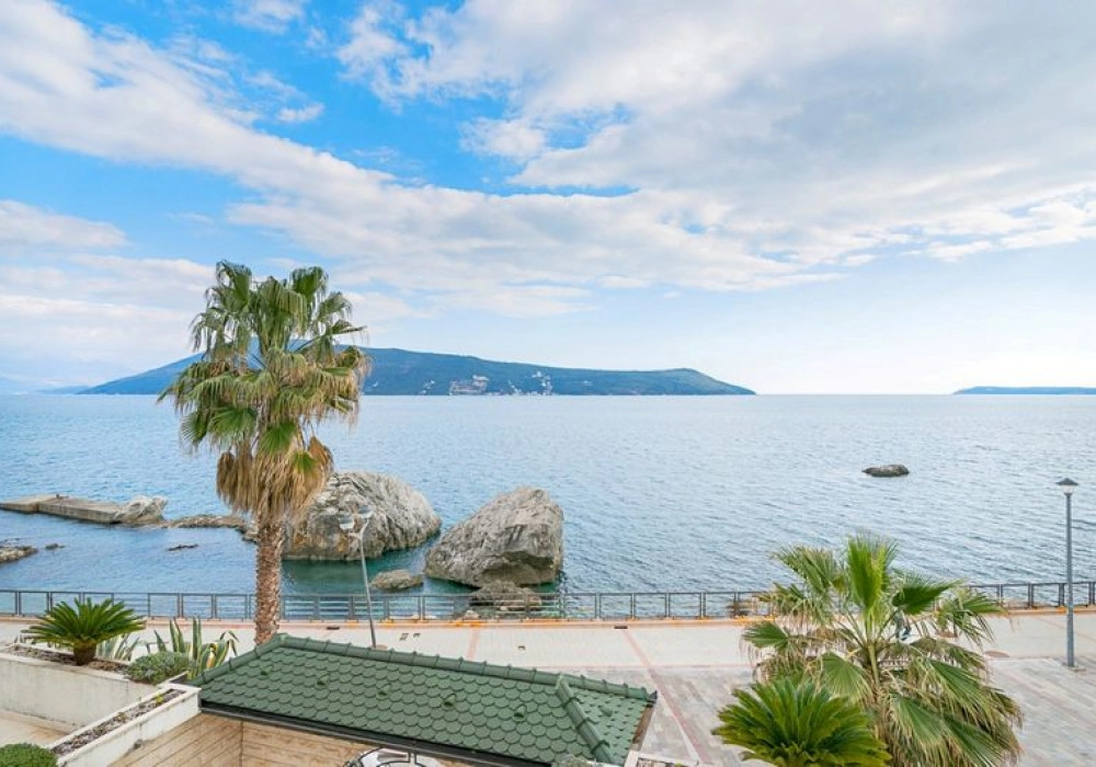 Kuca-sa-bazenom-na-prvoj-liniji-do-mora-Savina-Herceg-Novi-13 Kuća 1.022 m² – Savina, Herceg Novi — fotografija 14