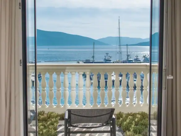 Četvorosoban stan u Porto Montenegru