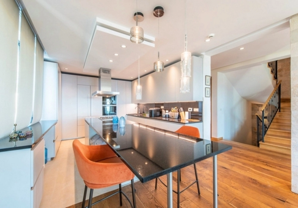 Kuca-sa-bazenom-u-Blizikucama-Budva-4 Kuća 496 m² – Blizikuće, Budva — fotografija 5