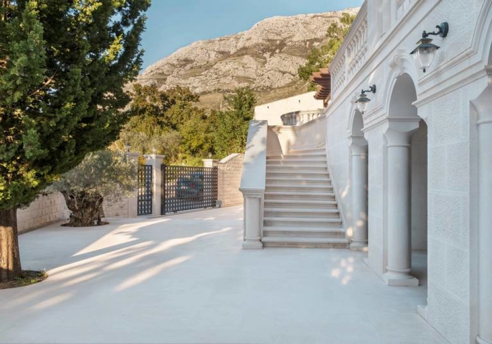 Kuca-sa-bazenom-u-Rezevicima-Budva-5 Kuća 470 m² – Reževići, Budva — fotografija 6