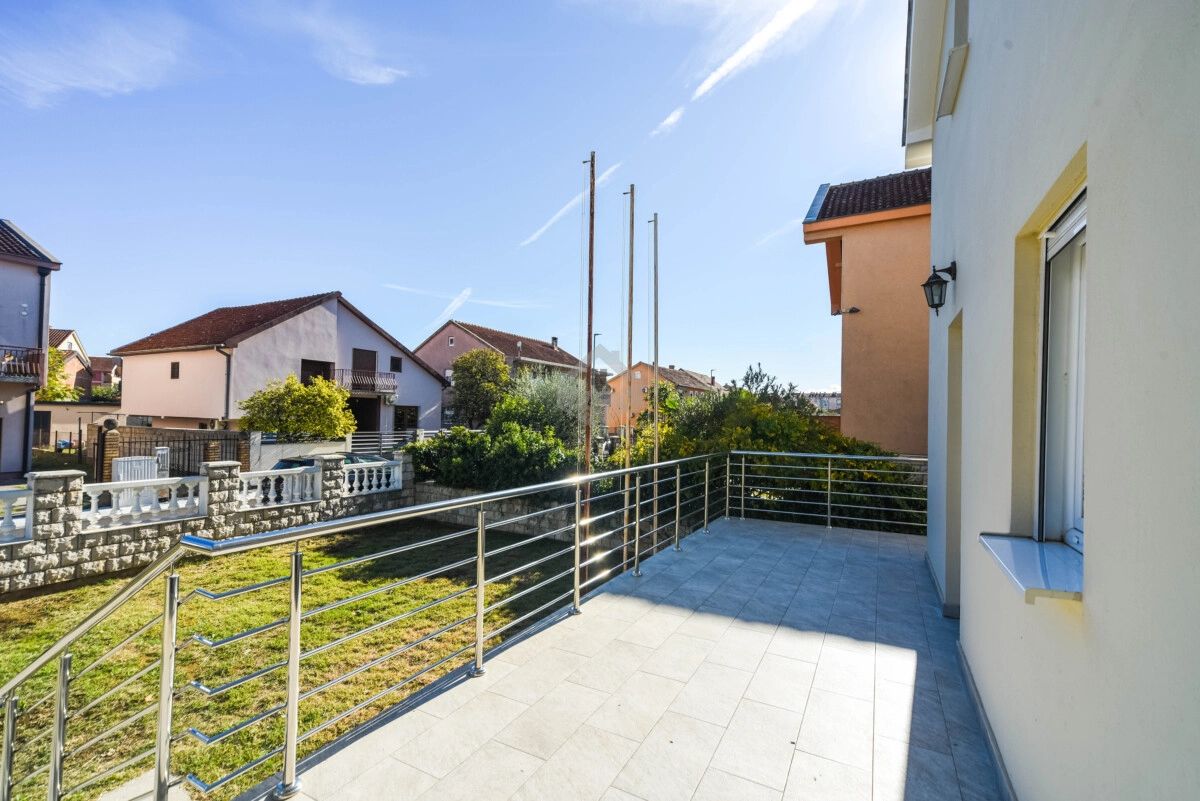 Kuca-500-m²-na-placu-350-m²-Stari-Aerodrom-–-Podgorica-3 Izdavanje: Kuća 500 m² – Stari aerodrom, Podgorica — fotografija 4