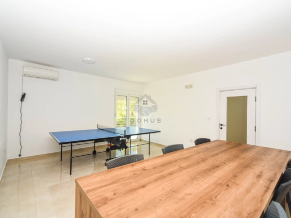 Izdavanje: Kuća 500 m² – Stari aerodrom, Podgorica — fotografija 5