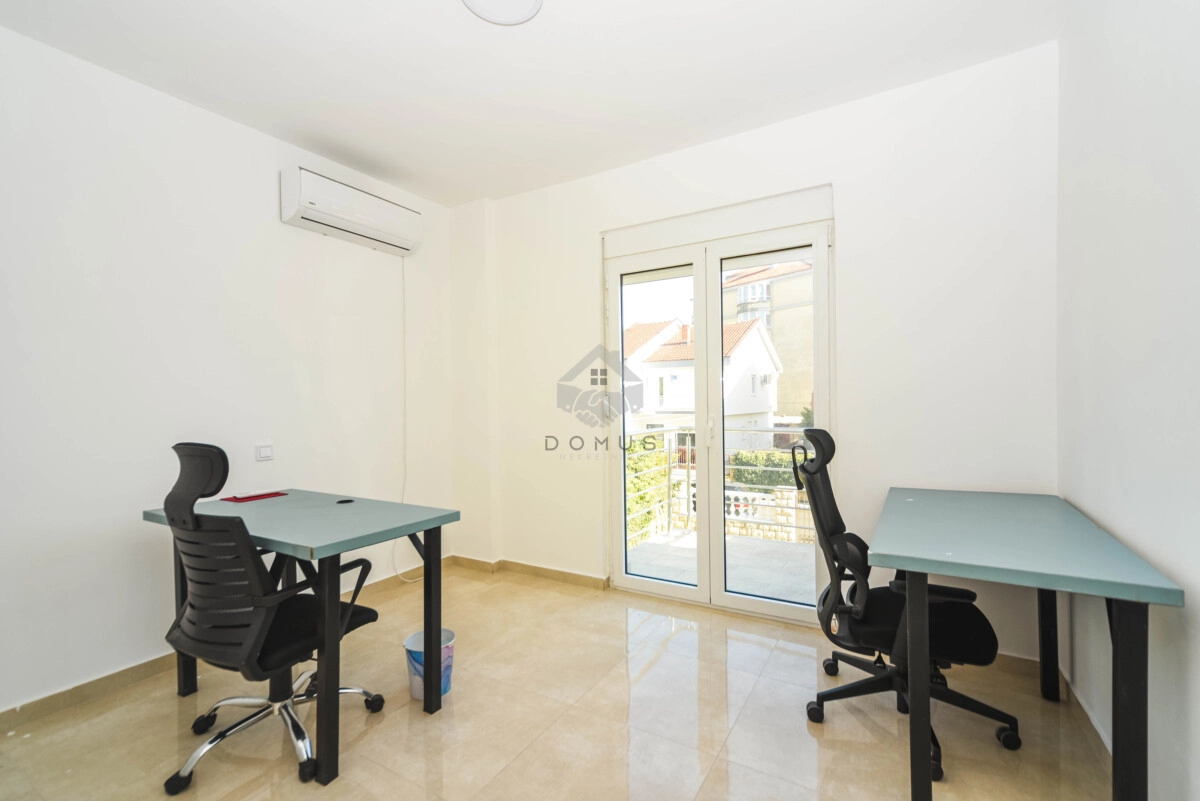 Kuca-500-m²-na-placu-350-m²-Stari-Aerodrom-–-Podgorica-10 Izdavanje: Kuća 500 m² – Stari aerodrom, Podgorica — fotografija 11