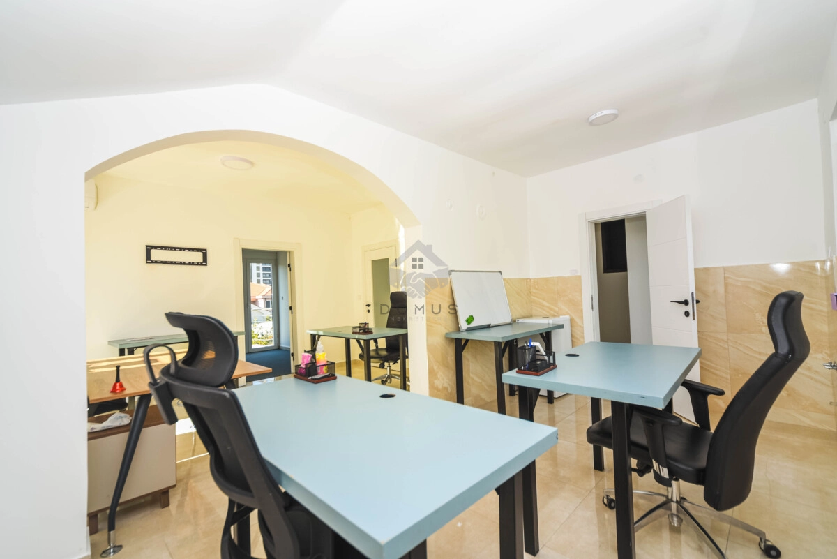 Kuca-500-m²-na-placu-350-m²-Stari-Aerodrom-–-Podgorica-17 Izdavanje: Kuća 500 m² – Stari aerodrom, Podgorica — fotografija 18