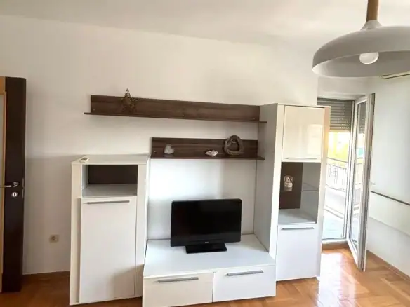 Izdavanje: Jednosoban stan 45 m² – Pobrežje, Podgorica — fotografija 2