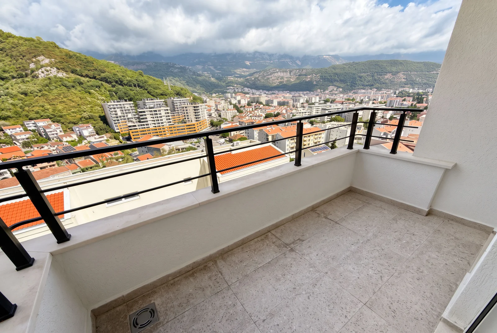 Jednosoban-stan-na-poslednjem-spratu-u-Budvi-8 Jednosoban stan 46 m² – Budva — fotografija 9
