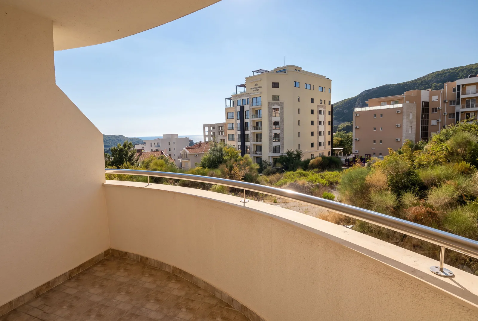 Jednosoban-stan-sa-terasom-u-Becicima-Budva-1 Jednosoban stan 45 m² – Bečići, Budva — fotografija 2