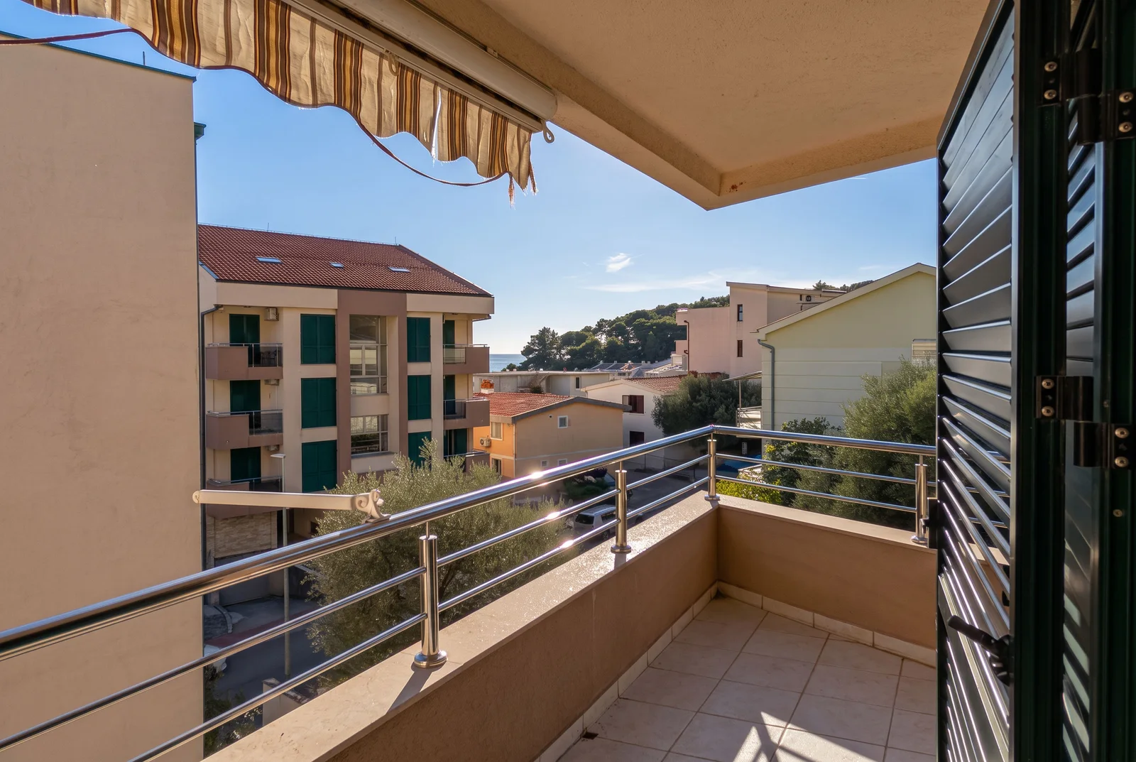 Dvosoban-stan-sa-pogledom-na-more-u-Petrovcu-Budva-5 Dvosoban stan 77 m² – Petrovac, Budva — fotografija 6
