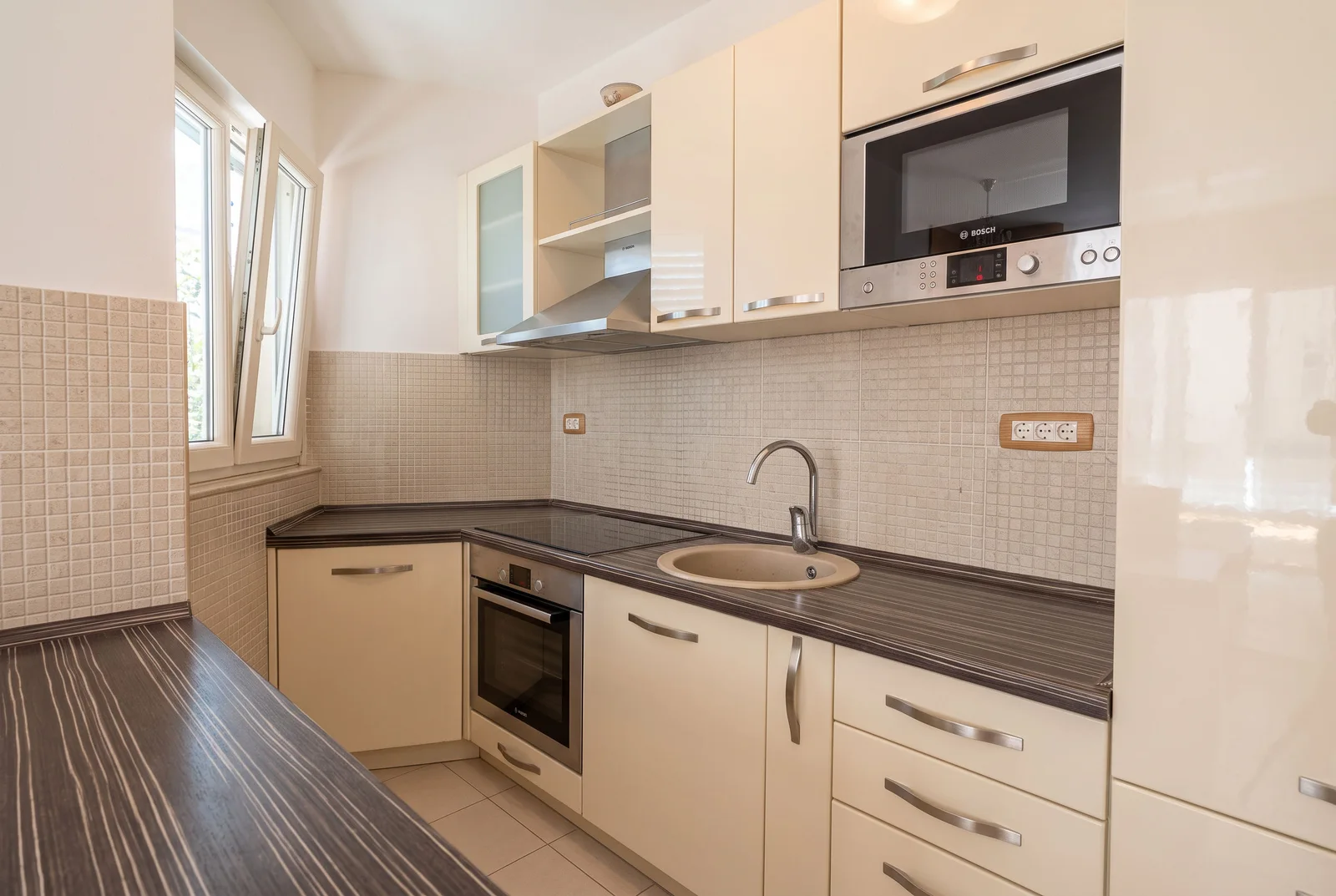 Dvosoban-stan-sa-pogledom-na-more-u-Petrovcu-Budva-9 Dvosoban stan 77 m² – Petrovac, Budva — fotografija 10
